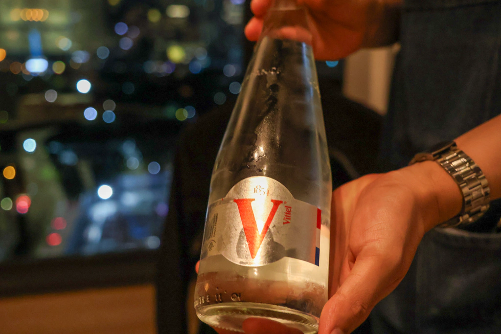 ขวด Vittel แก้วที่มีตัว V สีแดงใหญ่