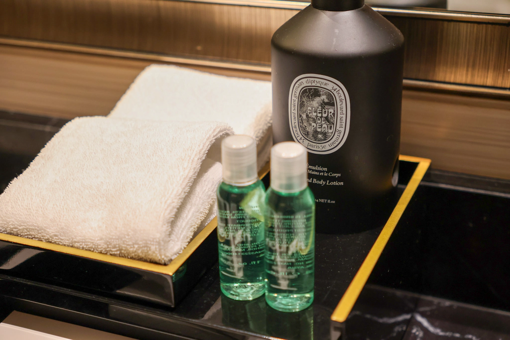 Fleur de Peau Hand & Body Lotion บนเคาน์เตอร์อ่าง
