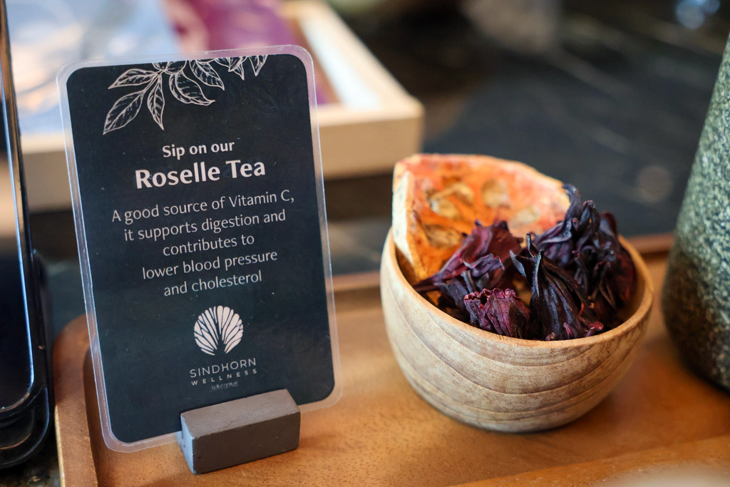 ป้าย Roselle Tea ข้างกลีบเลี้ยงแห้งสีแดง