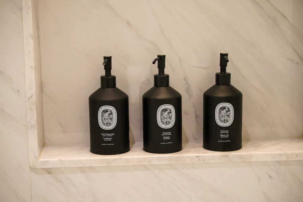 ครีมนวด แชมพู และเจลอาบน้ำ Diptyque Fleur de Peau ในห้องฝักบัว