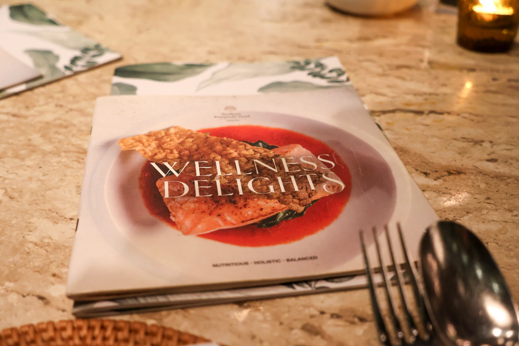 ปกเมนู Wellness Delights พร้อมภาพอาหารปลา