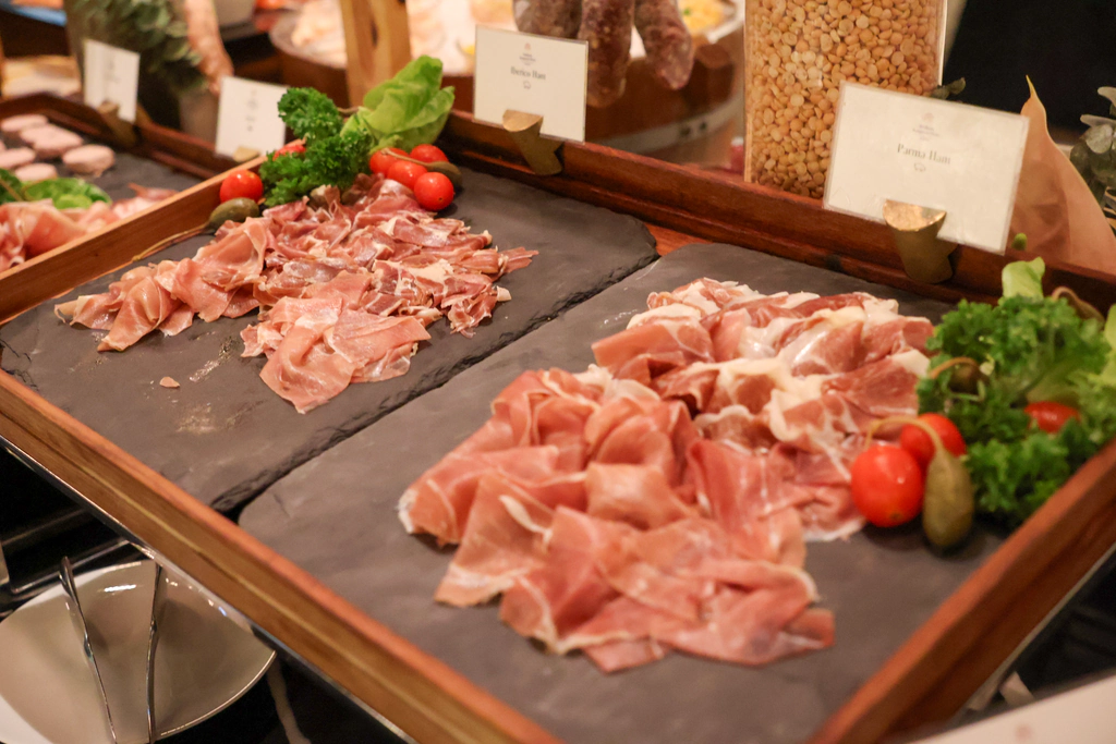 แฮมพับบางบนแผ่นดำพร้อมป้าย Parma Ham