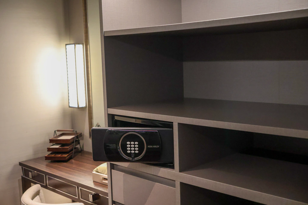 ตู้เซฟ ASSA ABLOY ในชั้นข้างโต๊ะเครื่องแป้ง