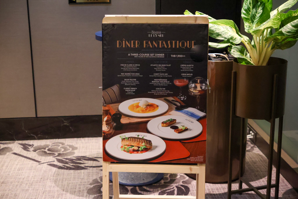 ป้าย Dîner Fantastique ระบุ 3 คอร์ส เครื่องดื่ม และ 1,900 บาท++