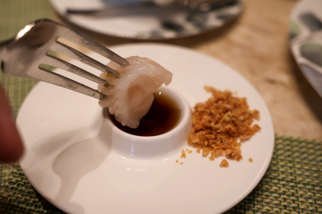 ติ่มซำเหนือถ้วยซอสข้างของเคียงบดละเอียด