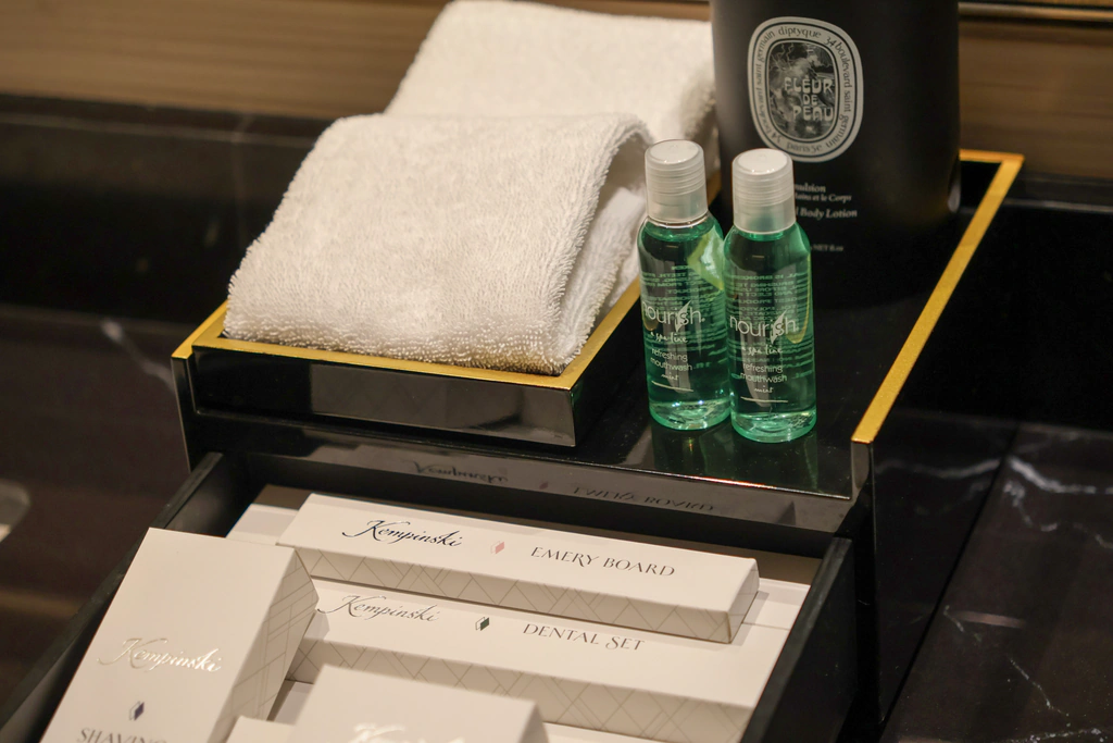 ขวดน้ำยาบ้วนปาก nourish สีเขียวข้าง Dental Set และ Emery Board