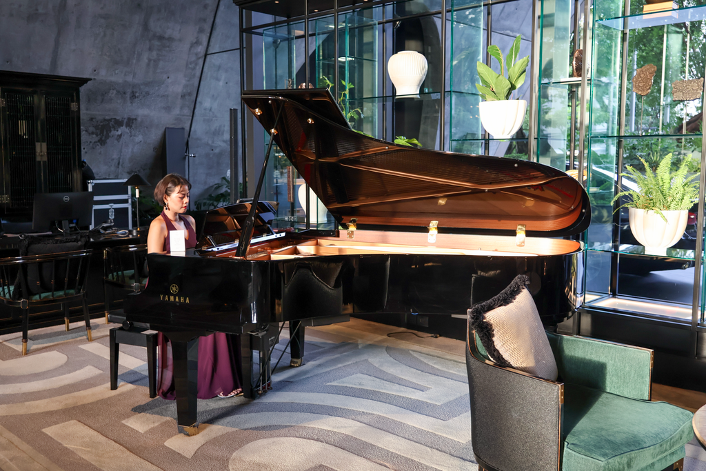 การบรรเลงบนแกรนด์เปียโน YAMAHA ในล็อบบี้