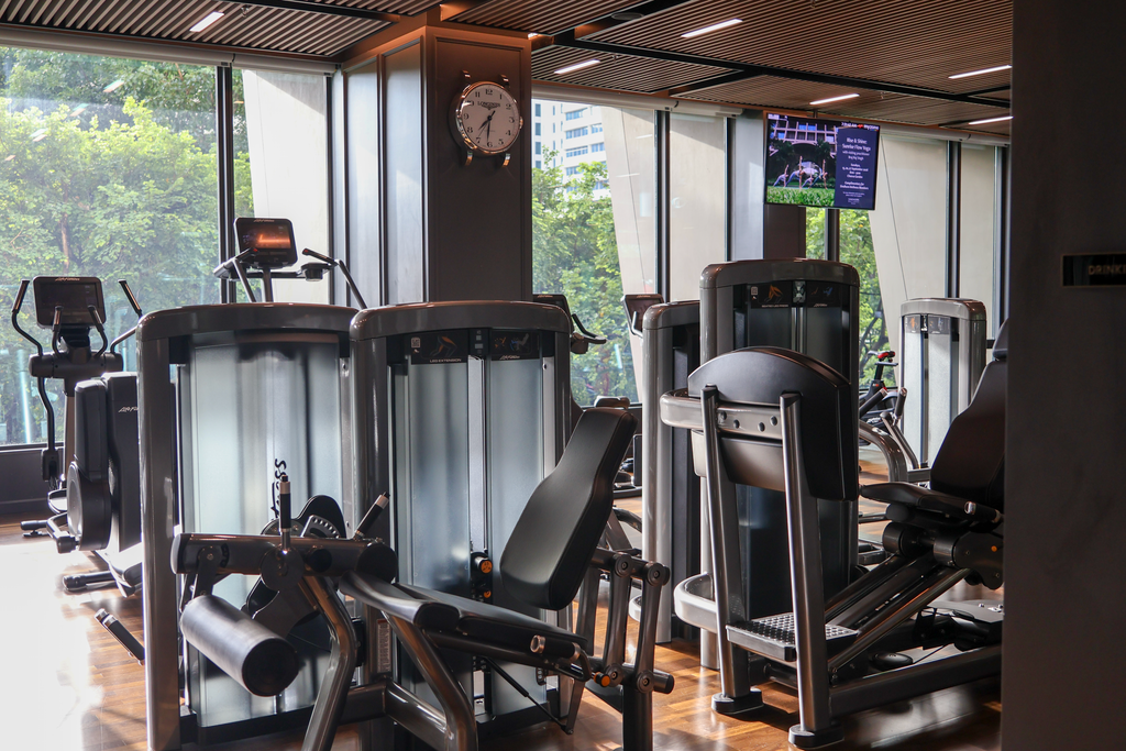 เครื่องขา Life Fitness กับนาฬิกาผนังรูปนาฬิกาข้อมือ LONGINES