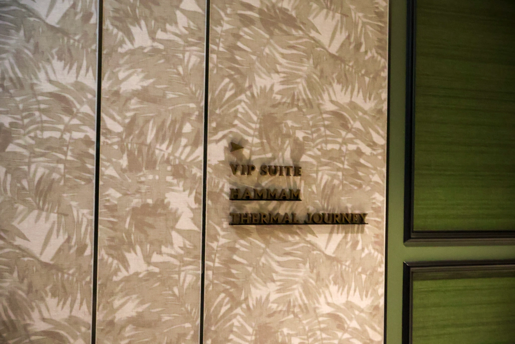 ตัวอักษรนูนบอกทาง VIP Suite, Hammam และ Thermal Journey