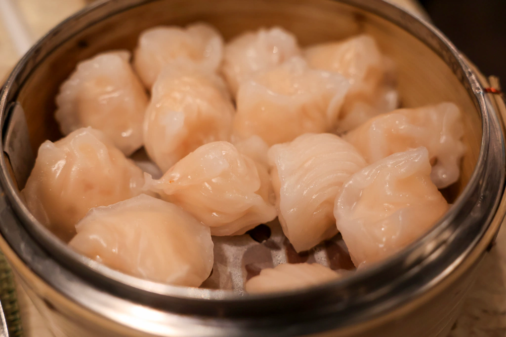 ติ่มซำแป้งโปร่งในเข่งไม้ไผ่