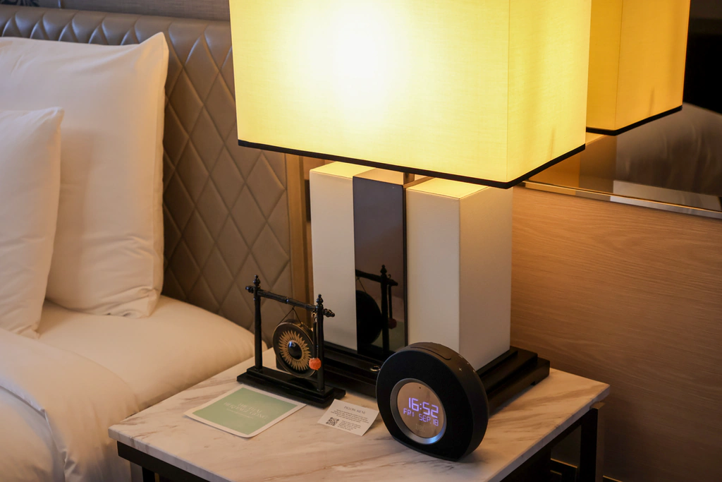 นาฬิกา JBL และการ์ด Pillow Menu ใต้โคมข้างเตียง