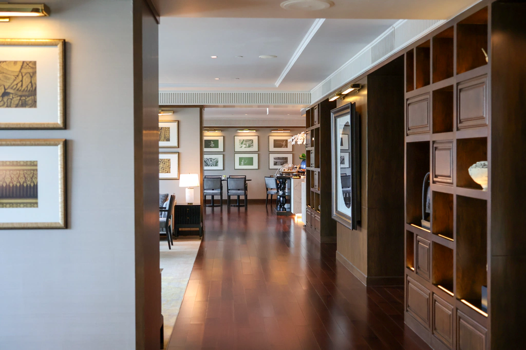 ทางเข้า Executive Lounge ตามพื้นไม้และชั้นหนังสือ