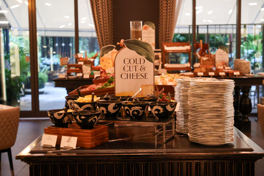 ป้าย COLD CUT & CHEESE ข้างภาชนะลายและจานซ้อน