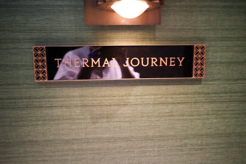 ป้ายทางเข้า THERMAL JOURNEY ภายในเวลเนส