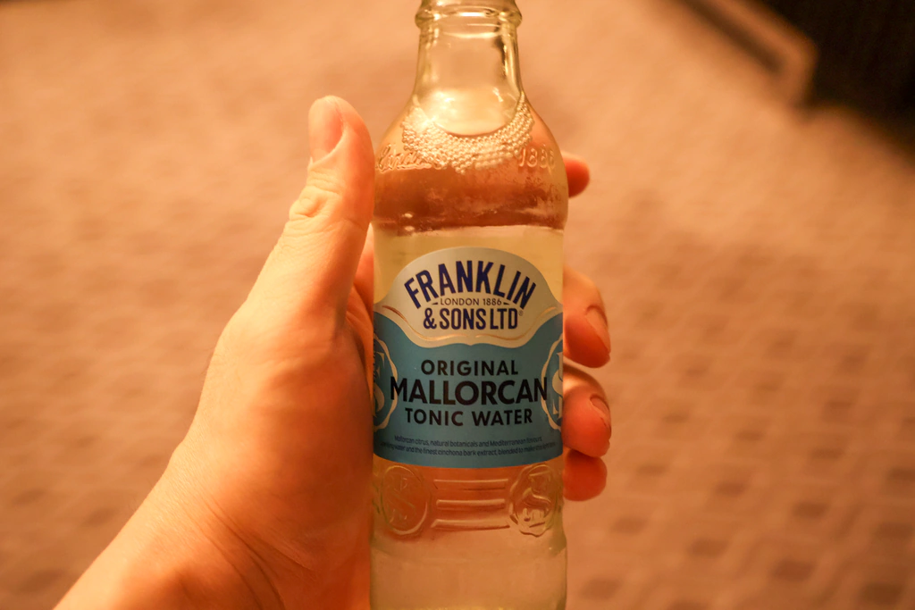 ฉลากเขียวอมฟ้าของ Franklin & Sons Original Mallorcan Tonic Water