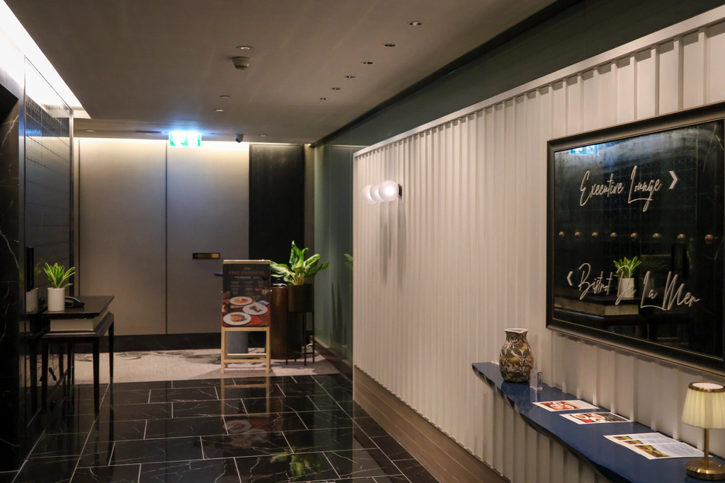 ป้ายแยกทางไป Bistrot De La Mer และ Executive Lounge ชั้น 19