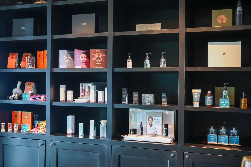 มาสก์ 111SKIN ข้าง PLAI Body Scrub และ THE AROMA Body Oil