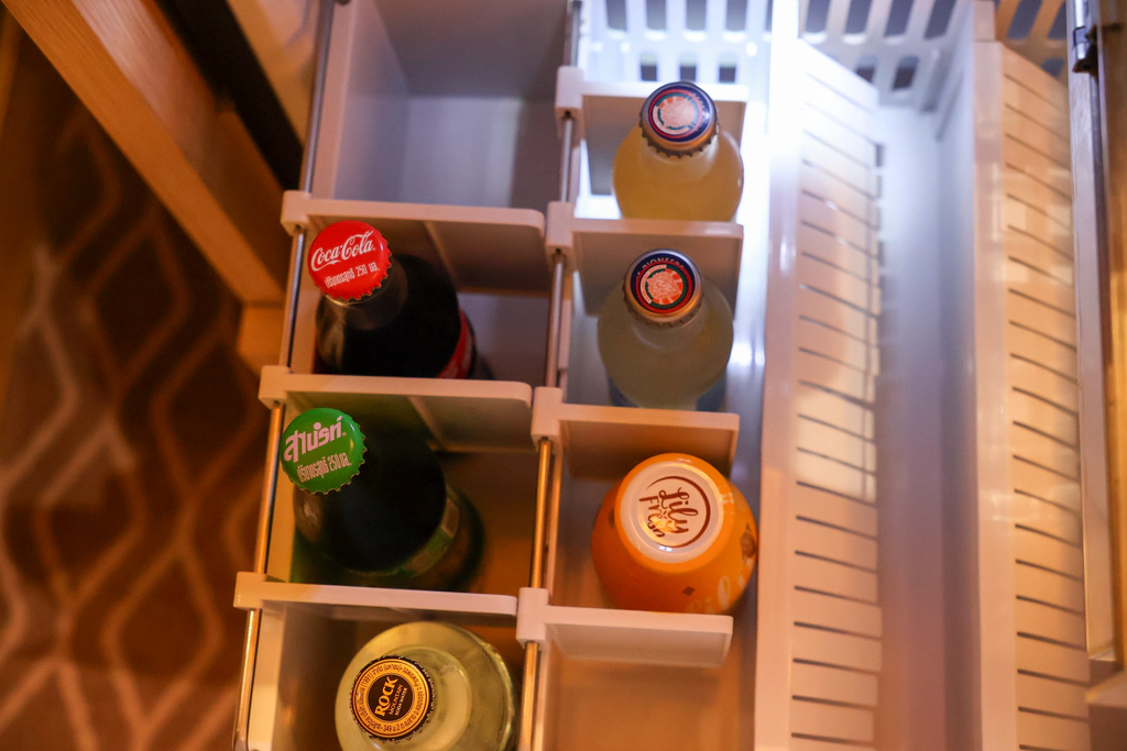 ช่องมินิบาร์ที่มี Coca-Cola, Sprite, Lily Fresh และโซดา