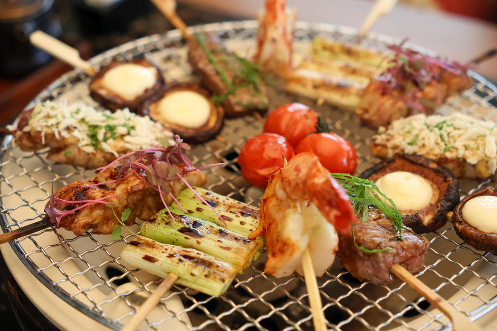 มะเขือเทศ กุ้ง เห็ดซอสเหลืองและเนื้อหลายไม้บนตะแกรง