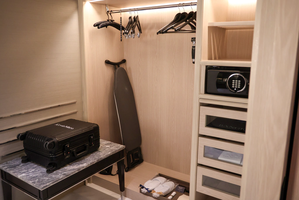 ที่วางกระเป๋า ราวแขวน โต๊ะรีดผ้า ตู้เซฟและลิ้นชักในห้องแต่งตัว