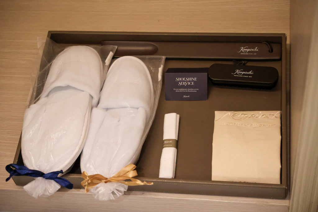 รองเท้าแตะ ที่ช่วยสวมรองเท้ายาว แปรง และการ์ด Shoeshine Service