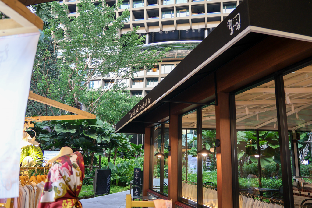 กันสาด That Salt Beef Sandwich Bar ที่มีอาคารโรงแรมอยู่ด้านหลัง