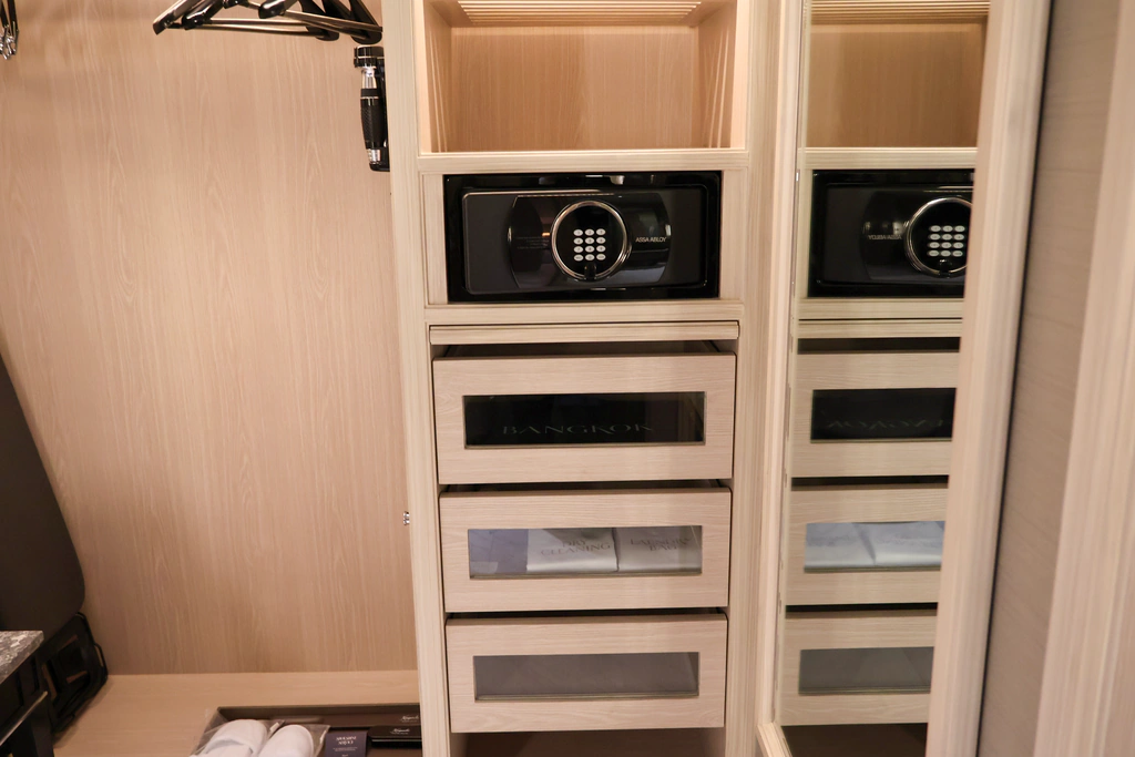 ตู้เซฟ ASSA ABLOY กับลิ้นชักถุงซักผ้าที่สะท้อนในกระจก