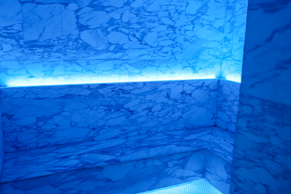 ลายต่อจากผนังถึงม้านั่งและไฟน้ำเงินตรงมุม Cold Room