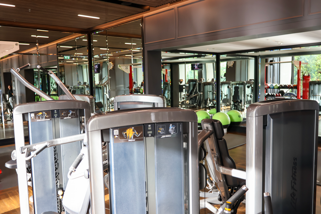 เครื่อง ROW กับ SHOULDER PRESS หน้ากระจกและลูกบอลด้านหลัง