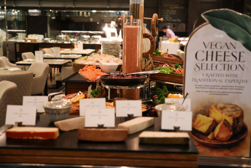 ป้าย VEGAN CHEESE SELECTION กับชีสด้านหน้า