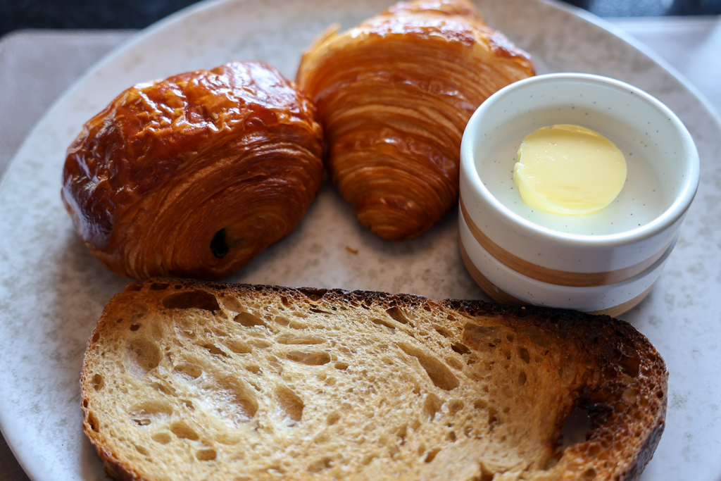 Pain au Chocolat ครัวซองต์ ขนมปังปิ้งบางและเนยแยก