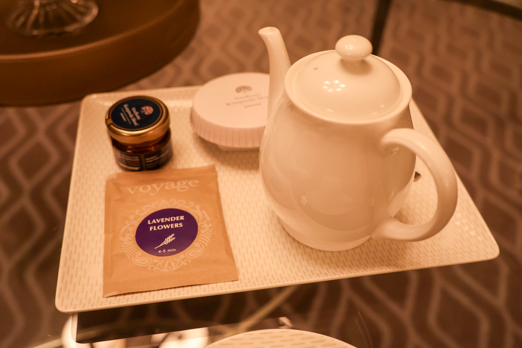 กาชาขาว ซอง Voyage Lavender Flowers และขวดเล็กชื่อโรงแรม