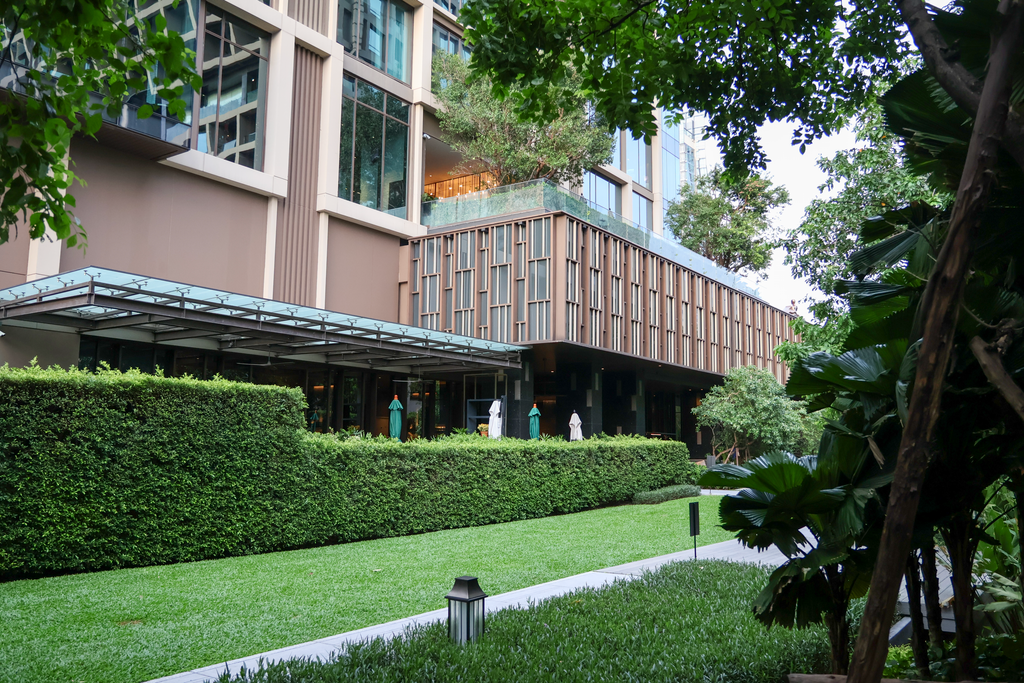อาคารส่วนล่างและหลังคากระจกของ Kimpton Maa-Lai ฝั่งสวน