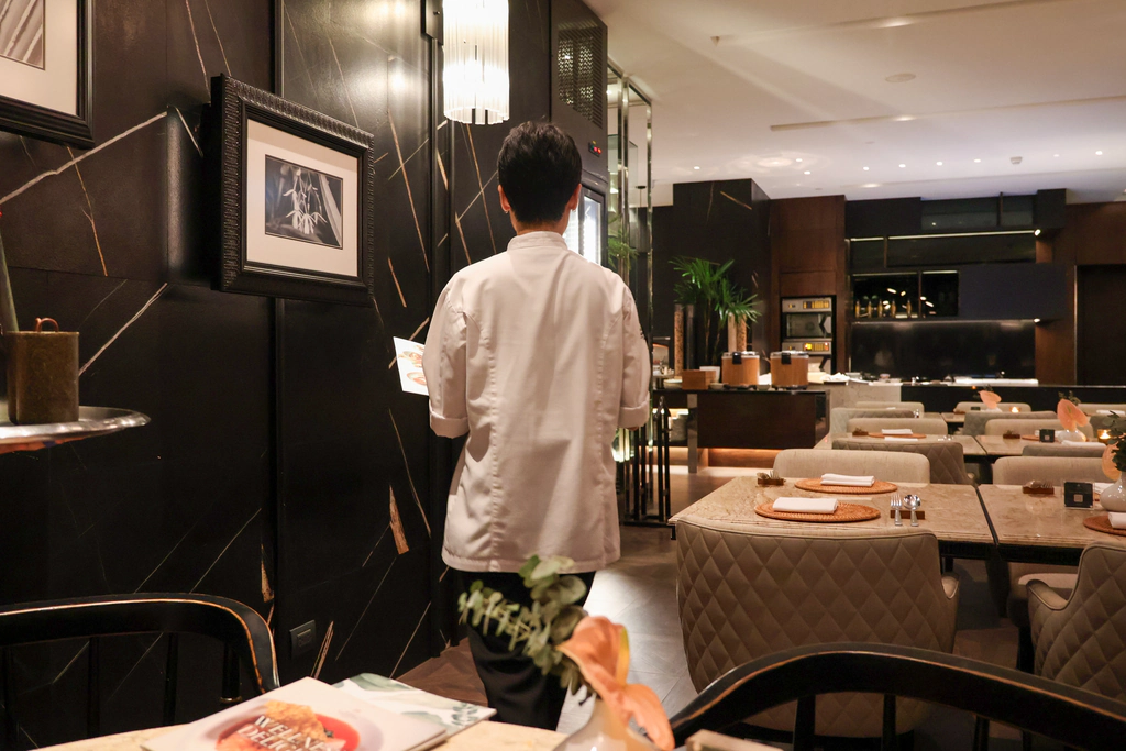 ด้านหลังเชฟที่ยืนใน Flourish ช่วงมื้อค่ำ