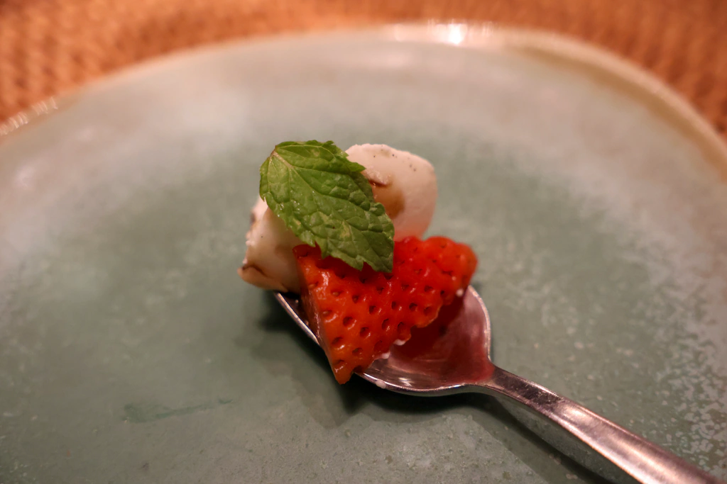 ของหวานขาวกับสตรอว์เบอร์รีและมินต์บนช้อน