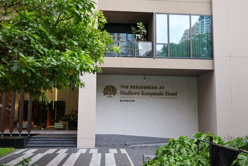 ป้ายและทางเข้า The Residences at Sindhorn Kempinski Hotel Bangkok