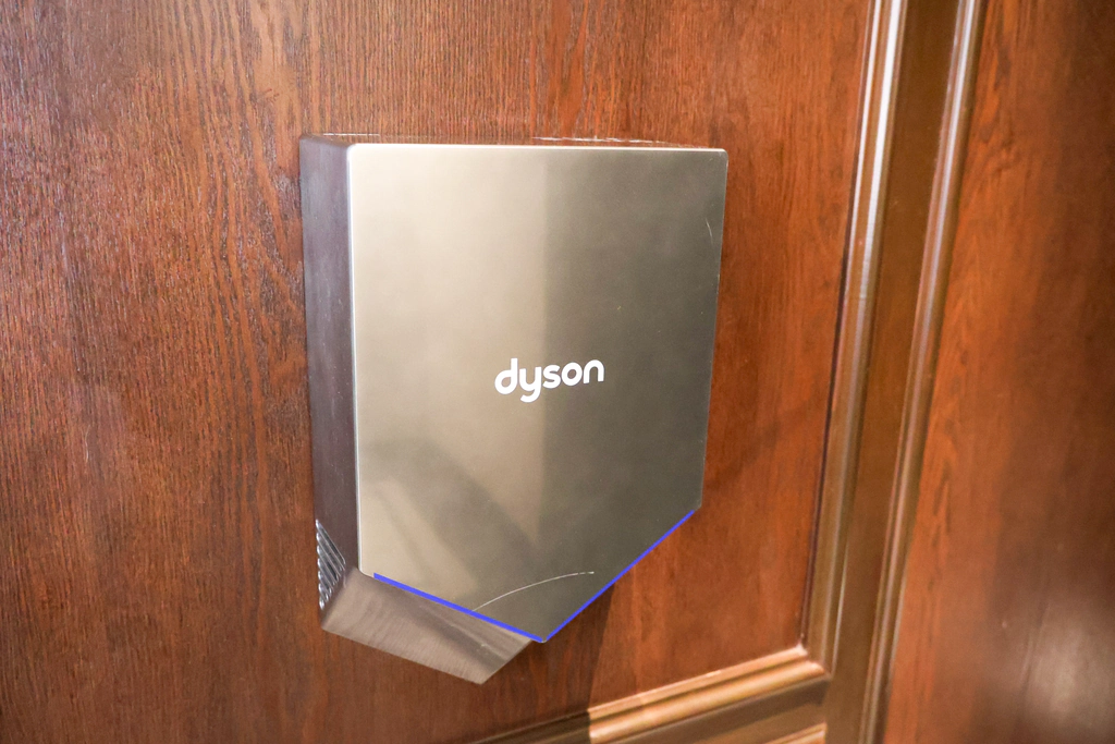 เครื่องเป่ามือ Dyson บนผนังไม้ห้องเปลี่ยนเสื้อผ้า