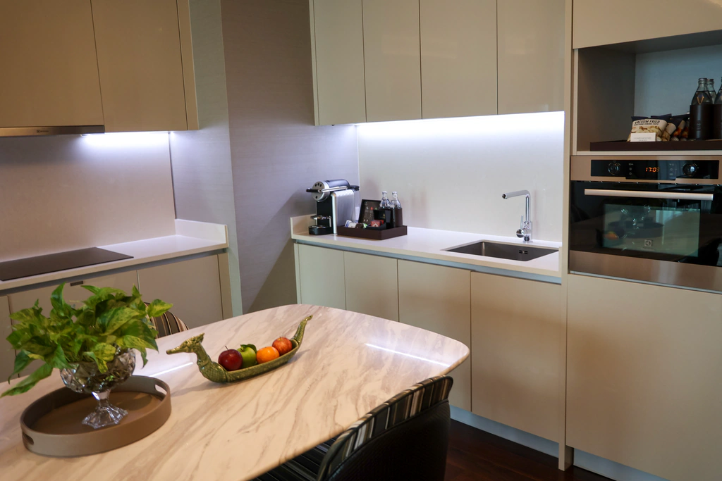 เคาน์เตอร์ครัวมีไฟ เตา อ่างล้างจาน และเครื่องบิลต์อิน Electrolux