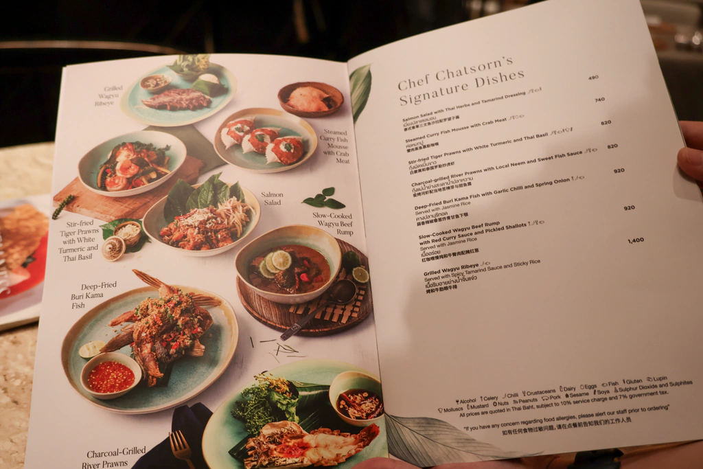 หน้า Chef Chatsorn’s Signature Dishes ที่มีปลา มูสและวากิว