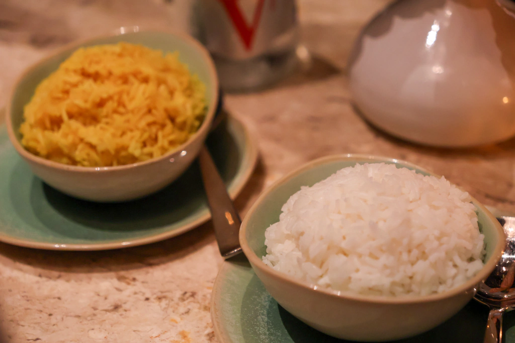 ข้าวขาวกับข้าวเหลืองแยกสองชาม
