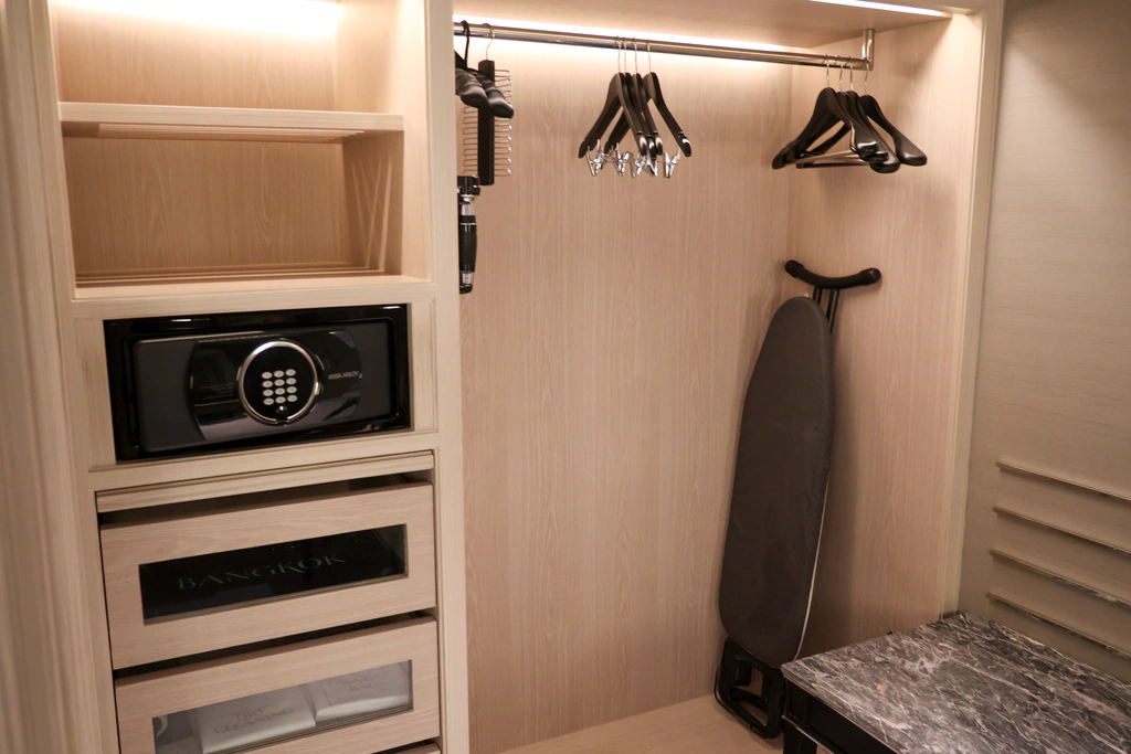 ตู้เสื้อผ้ามีไฟพร้อมตู้เซฟ ASSA ABLOY และลิ้นชัก