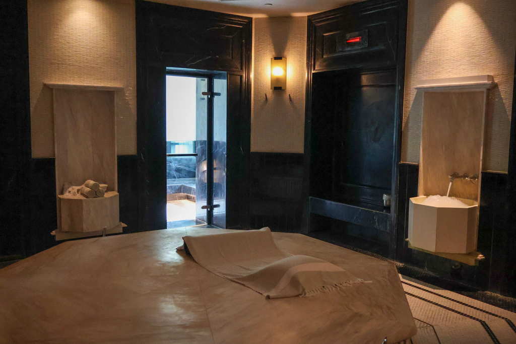 Hammam Suite ส่วนตัวที่มีแท่นหิน อ่างสองข้าง และไฟอุ่น