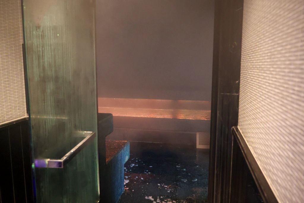 ม้านั่งภายใน Aroma Steam ที่เต็มไปด้วยไอน้ำ