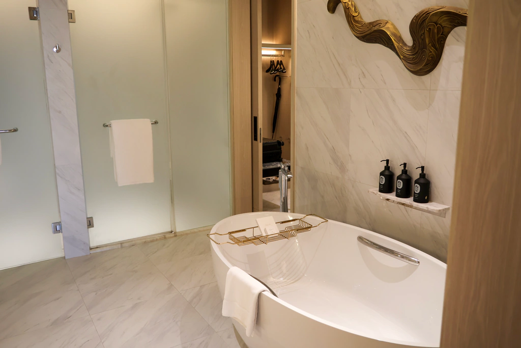 อ่างตั้งลอยพร้อมถาดสีทองและชั้นผลิตภัณฑ์ข้างผนัง