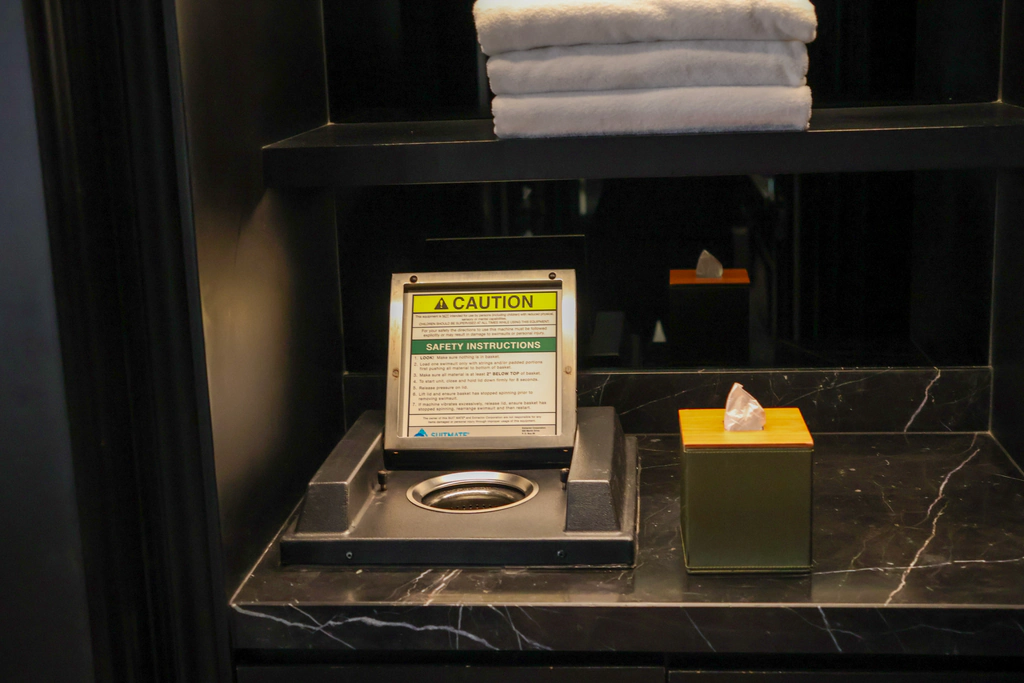 ป้าย SUITMATE ที่ระบุให้ใส่ชุดหนึ่งชุดแล้วกดฝา 8 วินาที