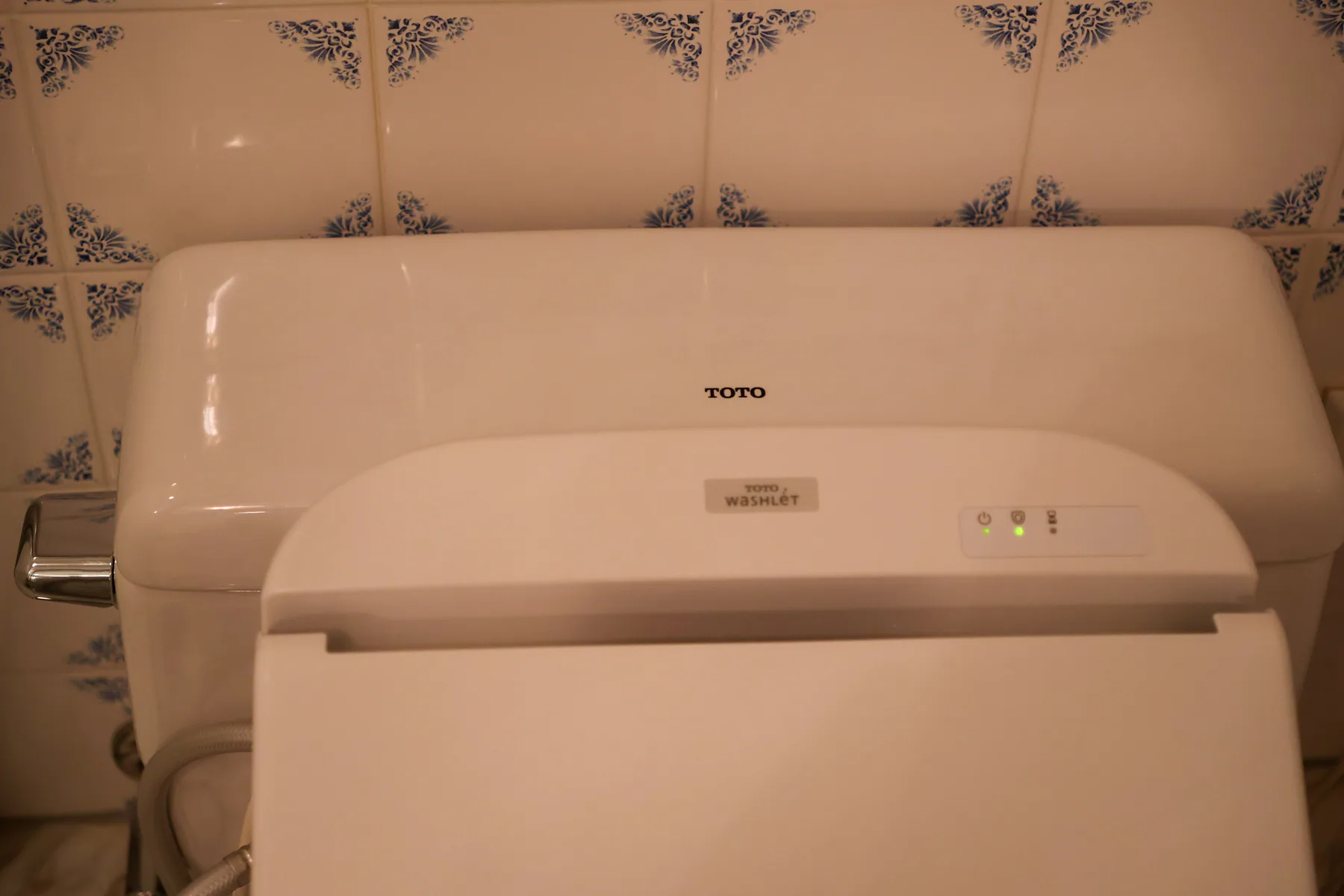 غطاء مرحاض يحمل اسم TOTO WASHLET في حمّام الغرفة