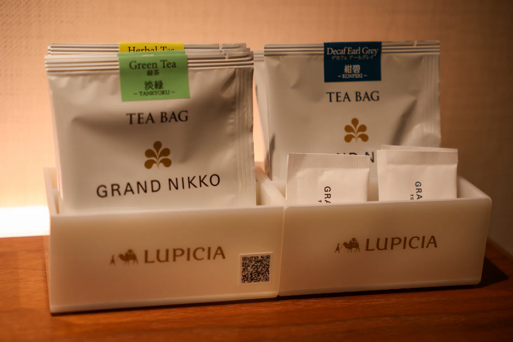 أكياس شاي أخضر وشاي إيرل غراي منزوع الكافيين من LUPICIA