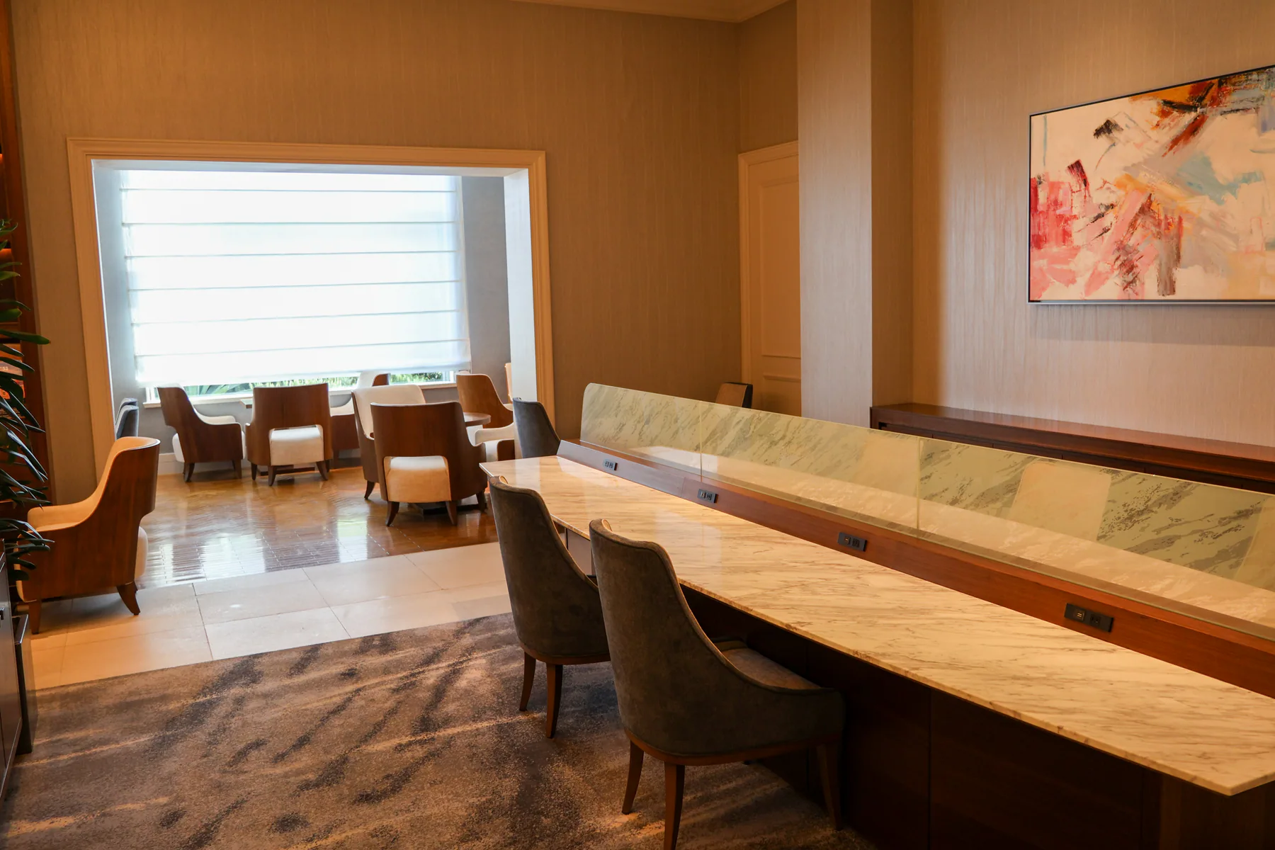 طاولة مشتركة ومقاعد بجوار النافذة في Executive Lounge بالطابق الثاني