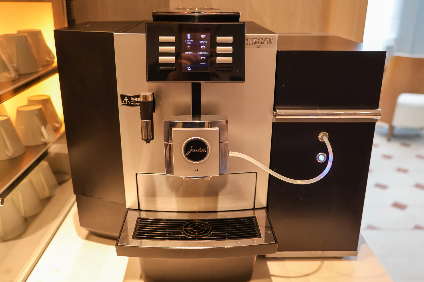 ماكينة JURA X8 الآلية ووحدة الحليب في Executive Lounge