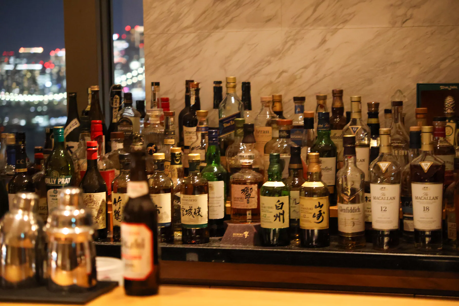 زجاجات ويسكي The Macallan 12 و18 في عرض خلف البار